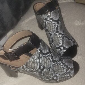 Chic Black and Gray Women's VIONIC Heels